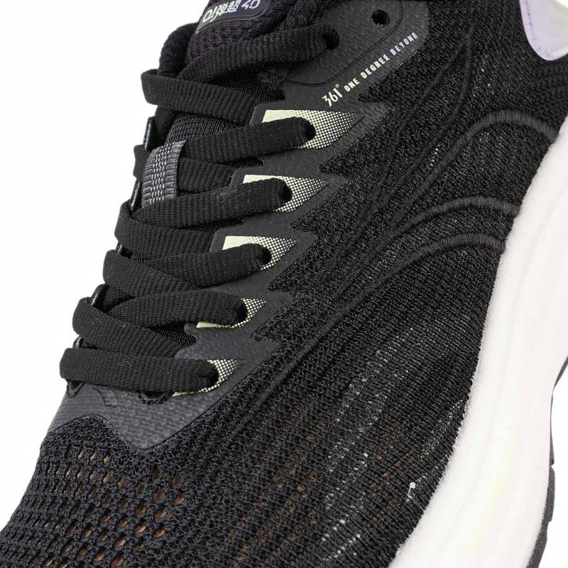 女款网面透气缓震跑鞋