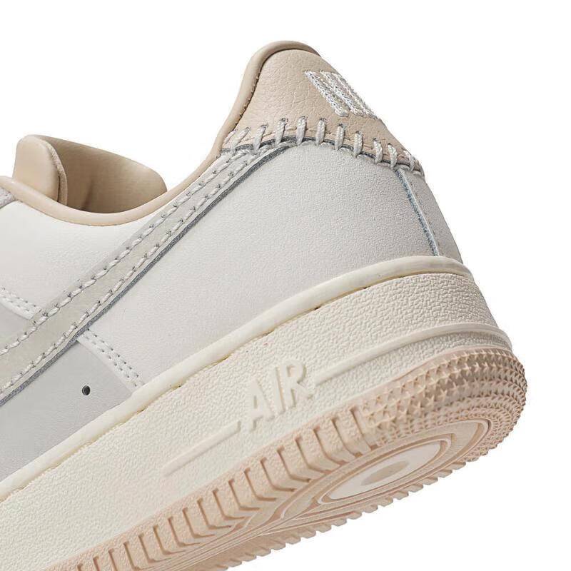 女子舒适耐磨运动板鞋