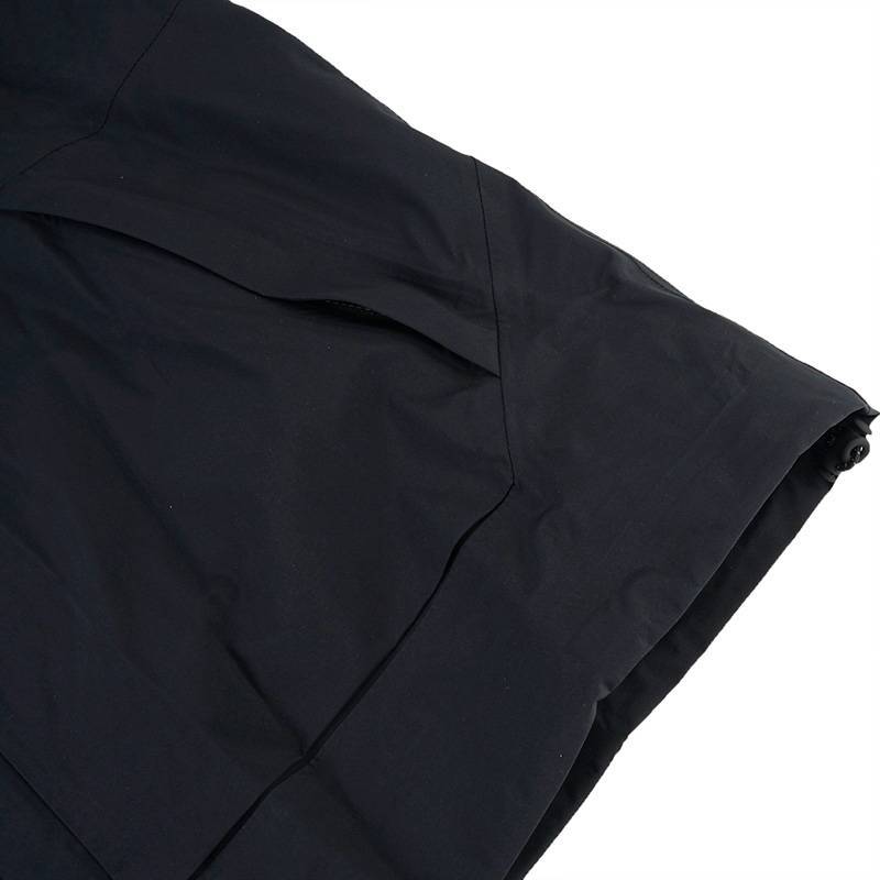 男子穿行3L防水冲锋衣徒步外套WE4517011