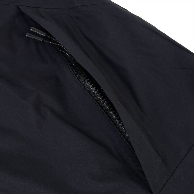 男子穿行3L防水冲锋衣徒步外套WE4517011